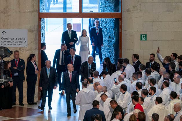 King Felipe And Queen Letizia At Pope Leo XIV Mass At The Sagrada Familia - Barcelona Pope Leon XIV blesses the Tower of Jesus Christ during the historic solemn Eucharist at the Basilica of the Sagrada Familia in Barcelona, Spain on June 10, 2026, attended by the King and Queen of Spain, marking the inauguration of the central structure that makes the church the tallest in the world, coinciding with the centenary of architect Antoni Gaudi s death. Photo by S.ViLLARROEL ALTERPHOTOS ABACAPRESS.COM Barcelona Spain  Copyright: xAlterPhotos ABACAx