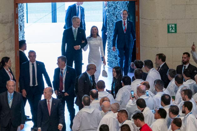 King Felipe And Queen Letizia At Pope Leo XIV Mass At The Sagrada Familia - Barcelona Pope Leon XIV blesses the Tower of Jesus Christ during the historic solemn Eucharist at the Basilica of the Sagrada Familia in Barcelona, Spain on June 10, 2026, attended by the King and Queen of Spain, marking the inauguration of the central structure that makes the church the tallest in the world, coinciding with the centenary of architect Antoni Gaudi s death. Photo by S.ViLLARROEL ALTERPHOTOS ABACAPRESS.COM Barcelona Spain  Copyright: xAlterPhotos ABACAx