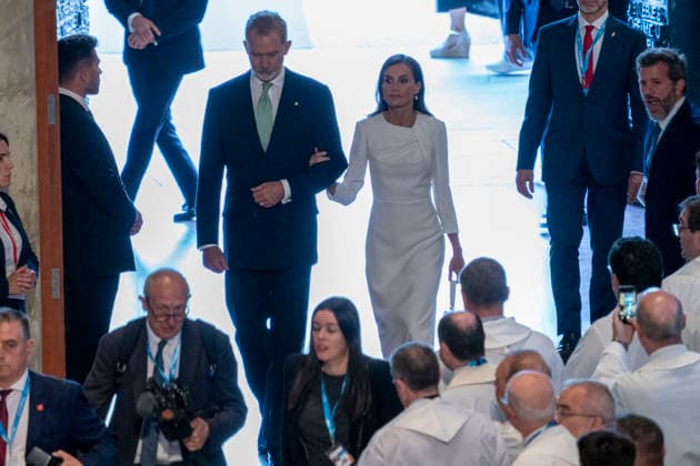 King Felipe And Queen Letizia At Pope Leo XIV Mass At The Sagrada Familia - Barcelona Pope Leon XIV blesses the Tower of Jesus Christ during the historic solemn Eucharist at the Basilica of the Sagrada Familia in Barcelona, Spain on June 10, 2026, attended by the King and Queen of Spain, marking the inauguration of the central structure that makes the church the tallest in the world, coinciding with the centenary of architect Antoni Gaudi s death. Photo by S.ViLLARROEL ALTERPHOTOS ABACAPRESS.COM Barcelona Spain  Copyright: xAlterPhotos ABACAx