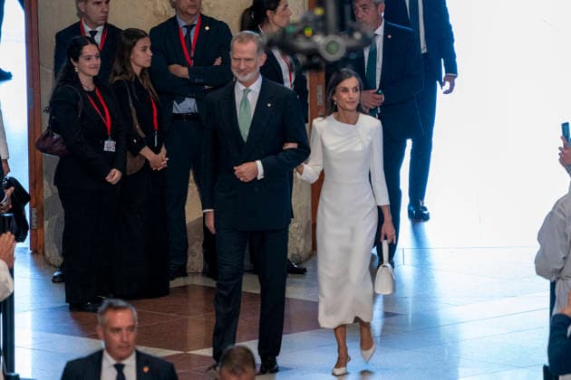 King Felipe And Queen Letizia At Pope Leo XIV Mass At The Sagrada Familia - Barcelona Pope Leon XIV blesses the Tower of Jesus Christ during the historic solemn Eucharist at the Basilica of the Sagrada Familia in Barcelona, Spain on June 10, 2026, attended by the King and Queen of Spain, marking the inauguration of the central structure that makes the church the tallest in the world, coinciding with the centenary of architect Antoni Gaudi s death. Photo by S.ViLLARROEL ALTERPHOTOS ABACAPRESS.COM Barcelona Spain  Copyright: xAlterPhotos ABACAx