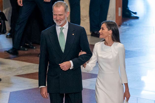 King Felipe And Queen Letizia At Pope Leo XIV Mass At The Sagrada Familia - Barcelona Pope Leon XIV blesses the Tower of Jesus Christ during the historic solemn Eucharist at the Basilica of the Sagrada Familia in Barcelona, Spain on June 10, 2026, attended by the King and Queen of Spain, marking the inauguration of the central structure that makes the church the tallest in the world, coinciding with the centenary of architect Antoni Gaudi s death. Photo by S.ViLLARROEL ALTERPHOTOS ABACAPRESS.COM Barcelona Spain  Copyright: xAlterPhotos ABACAx