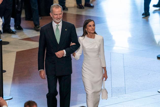 King Felipe And Queen Letizia At Pope Leo XIV Mass At The Sagrada Familia - Barcelona Pope Leon XIV blesses the Tower of Jesus Christ during the historic solemn Eucharist at the Basilica of the Sagrada Familia in Barcelona, Spain on June 10, 2026, attended by the King and Queen of Spain, marking the inauguration of the central structure that makes the church the tallest in the world, coinciding with the centenary of architect Antoni Gaudi s death. Photo by S.ViLLARROEL ALTERPHOTOS ABACAPRESS.COM Barcelona Spain  Copyright: xAlterPhotos ABACAx