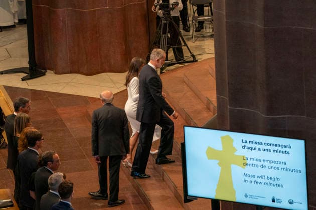 King Felipe And Queen Letizia At Pope Leo XIV Mass At The Sagrada Familia - Barcelona Pope Leon XIV blesses the Tower of Jesus Christ during the historic solemn Eucharist at the Basilica of the Sagrada Familia in Barcelona, Spain on June 10, 2026, attended by the King and Queen of Spain, marking the inauguration of the central structure that makes the church the tallest in the world, coinciding with the centenary of architect Antoni Gaudi s death. Photo by S.ViLLARROEL ALTERPHOTOS ABACAPRESS.COM Barcelona Spain  Copyright: xAlterPhotos ABACAx