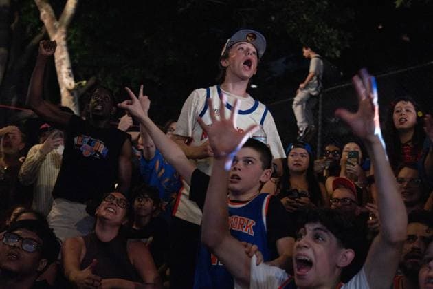 June 10, 2026, New York, New York, USA: Crowds gather outside in the West Village to watch projections of game 4 of the NBA finals. The city erupted in excitement and cheers as the Knicks win their third game of the series with a dramatic comeback in the fourth quarter and a final score of 107-106. New York USA - ZUMAp288 20260610_znp_p288_028 Copyright: xSyndixPilarx