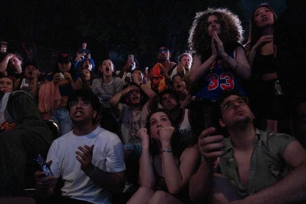 June 10, 2026, New York, New York, USA: Crowds gather outside in the West Village to watch projections of game 4 of the NBA finals. The city erupted in excitement and cheers as the Knicks win their third game of the series with a dramatic comeback in the fourth quarter and a final score of 107-106. New York USA - ZUMAp288 20260610_znp_p288_029 Copyright: xSyndixPilarx