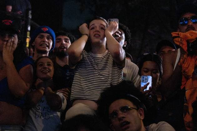 June 10, 2026, New York, New York, USA: Crowds gather outside in the West Village to watch projections of game 4 of the NBA finals. The city erupted in excitement and cheers as the Knicks win their third game of the series with a dramatic comeback in the fourth quarter and a final score of 107-106. New York USA - ZUMAp288 20260610_znp_p288_030 Copyright: xSyndixPilarx