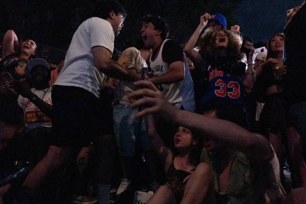 June 10, 2026, New York, New York, USA: Crowds gather outside in the West Village to watch projections of game 4 of the NBA finals. The city erupted in excitement and cheers as the Knicks win their third game of the series with a dramatic comeback in the fourth quarter and a final score of 107-106. New York USA - ZUMAp288 20260610_znp_p288_033 Copyright: xSyndixPilarx