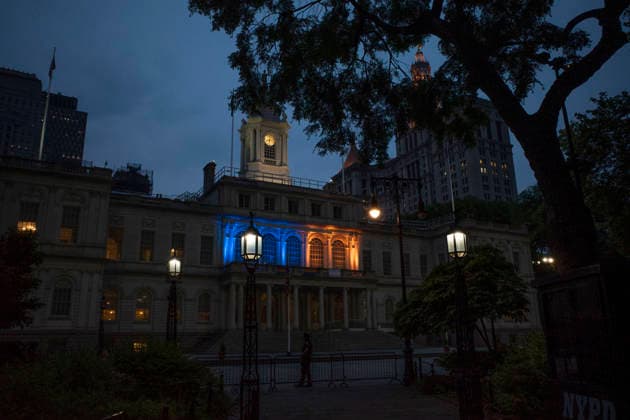 June 10, 2026, New York, New York, USA: As game 4 of the Knicks vs. Spurs NBA finals is played in New York City, City Hall and The David N. Dinkins Manhattan Municipal Building in Manhattan s Civic Center are lit up in blue and orange in support of the New York Knicks. New York USA  - ZUMAr174 20260610_znp_r174_005 Copyright: xGinaxMxRandazzox