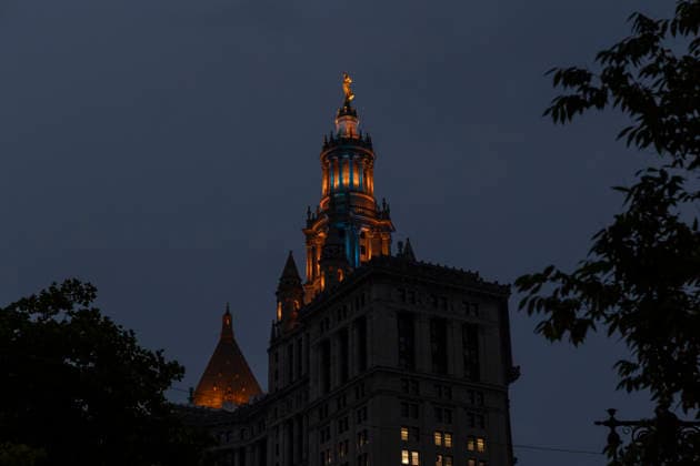 June 10, 2026, New York, New York, USA: As game 4 of the Knicks vs. Spurs NBA finals is played in New York City, The David N. Dinkins Manhattan Municipal Building in Manhattan s Civic Center is lit up in blue and orange in support of the New York Knicks. New York USA  - ZUMAr174 20260610_znp_r174_002 Copyright: xGinaxMxRandazzox