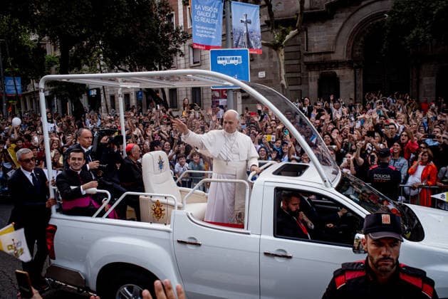 June 10, 2026, Barcelona, Spain: Pope Leo XIV greets crowds gathered along the streets of Barcelona as he rides in the Popemobile on his way to celebrate Mass at the Sagrada Familia during his visit to the Catalan capital. Barcelona Spain  - ZUMAb137 20260610_fap_b137_003 Copyright: xJordixBoixareux