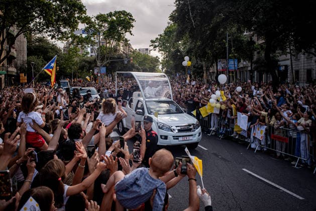 June 10, 2026, Barcelona, Spain: Pope Leo XIV greets crowds gathered along the streets of Barcelona as he rides in the Popemobile on his way to celebrate Mass at the Sagrada Familia during his visit to the Catalan capital. Barcelona Spain  - ZUMAb137 20260610_fap_b137_001 Copyright: xJordixBoixareux