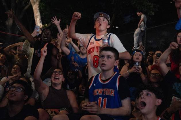 June 10, 2026, New York, New York, USA: Crowds gather outside in the West Village to watch projections of game 4 of the NBA finals. The city erupted in excitement and cheers as the Knicks win their third game of the series with a dramatic comeback in the fourth quarter and a final score of 107-106. New York USA - ZUMAp288 20260610_znp_p288_027 Copyright: xSyndixPilarx