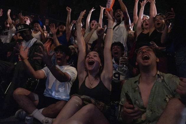June 10, 2026, New York, New York, USA: Crowds gather outside in the West Village to watch projections of game 4 of the NBA finals. The city erupted in excitement and cheers as the Knicks win their third game of the series with a dramatic comeback in the fourth quarter and a final score of 107-106. New York USA - ZUMAp288 20260610_znp_p288_021 Copyright: xSyndixPilarx