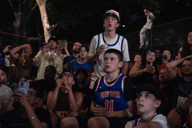 June 10, 2026, New York, New York, USA: Crowds gather outside in the West Village to watch projections of game 4 of the NBA finals. The city erupted in excitement and cheers as the Knicks win their third game of the series with a dramatic comeback in the fourth quarter and a final score of 107-106. New York USA - ZUMAp288 20260610_znp_p288_026 Copyright: xSyndixPilarx