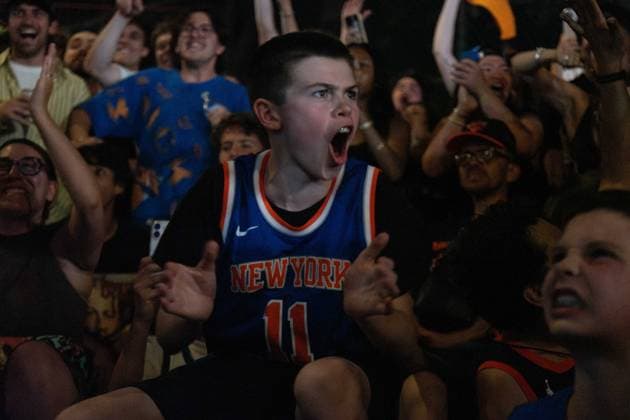 June 10, 2026, New York, New York, USA: Crowds gather outside in the West Village to watch projections of game 4 of the NBA finals. The city erupted in excitement and cheers as the Knicks win their third game of the series with a dramatic comeback in the fourth quarter and a final score of 107-106. New York USA - ZUMAp288 20260610_znp_p288_019 Copyright: xSyndixPilarx