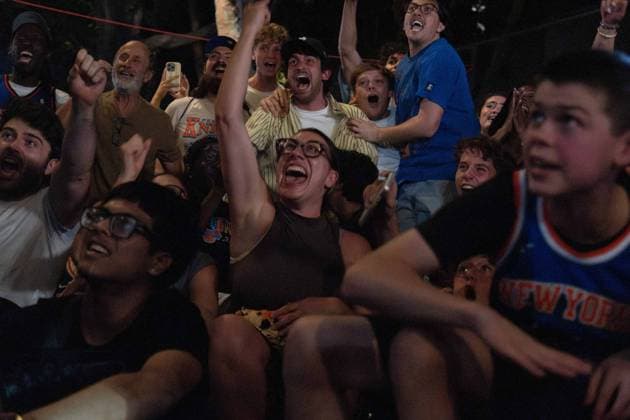 June 10, 2026, New York, New York, USA: Crowds gather outside in the West Village to watch projections of game 4 of the NBA finals. The city erupted in excitement and cheers as the Knicks win their third game of the series with a dramatic comeback in the fourth quarter and a final score of 107-106. New York USA - ZUMAp288 20260610_znp_p288_022 Copyright: xSyndixPilarx