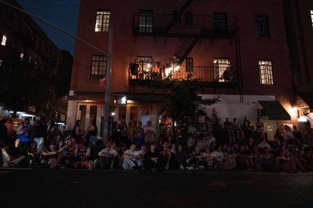 June 10, 2026, New York, New York, USA: Crowds gather outside in the West Village to watch projections of game 4 of the NBA finals. The city erupted in excitement and cheers as the Knicks win their third game of the series with a dramatic comeback in the fourth quarter and a final score of 107-106. New York USA - ZUMAp288 20260610_znp_p288_002 Copyright: xSyndixPilarx