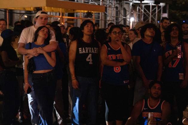 June 10, 2026, New York, New York, USA: Crowds gather outside in the West Village to watch projections of game 4 of the NBA finals. The city erupted in excitement and cheers as the Knicks win their third game of the series with a dramatic comeback in the fourth quarter and a final score of 107-106. New York USA - ZUMAp288 20260610_znp_p288_005 Copyright: xSyndixPilarx