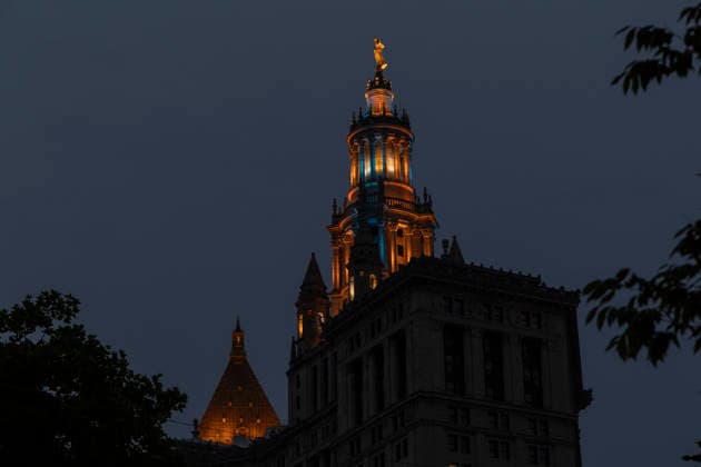 June 10, 2026, New York, New York, USA: As game 4 of the Knicks vs. Spurs NBA finals is played in New York City, The David N. Dinkins Manhattan Municipal Building in Manhattan s Civic Center is lit up in blue and orange in support of the New York Knicks. New York USA - ZUMAr174 20260610_znp_r174_003 Copyright: xGinaxMxRandazzox