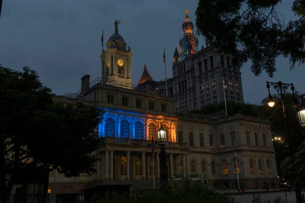 June 10, 2026, New York, New York, USA: As game 4 of the Knicks vs. Spurs NBA finals is played in New York City, City Hall and The David N. Dinkins Manhattan Municipal Building in Manhattan s Civic Center are lit up in blue and orange in support of the New York Knicks. New York USA - ZUMAr174 20260610_znp_r174_001 Copyright: xGinaxMxRandazzox