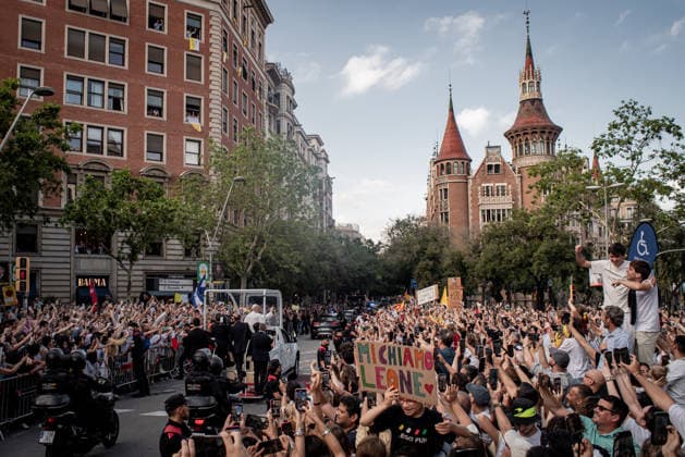 June 10, 2026, Barcelona, Spain: Pope Leo XIV greets crowds gathered along the streets of Barcelona as he rides in the Popemobile on his way to celebrate Mass at the Sagrada Familia during his visit to the Catalan capital. Barcelona Spain - ZUMAb137 20260610_fap_b137_002 Copyright: xJordixBoixareux