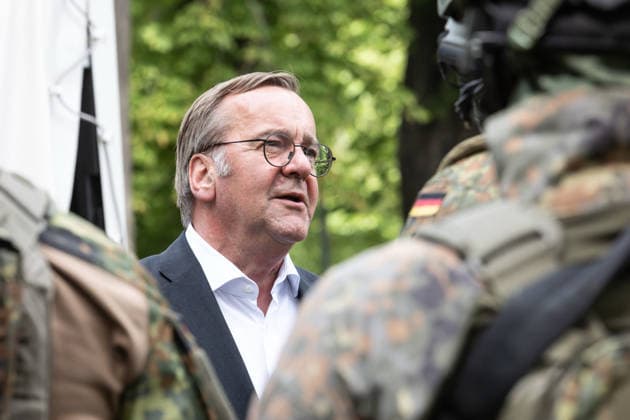 Day of the Bundeswehr in Weißenfels Weißenfels Saxony Anhalt, Germany, 06 06 2026 Federal Minister of Defense Boris Pistorius talks to soldiers during his visit to the Day of the Bundeswehr Weißenfels Saxony Anhalt Saxony Anhalt