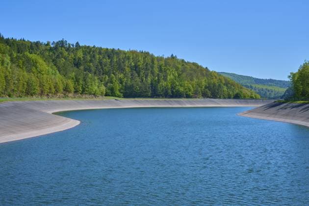 Ein stiller Stausee mit umliegenden grünen Wäldern und einem strahlend blauen Himmel, Pumpspeicherkraftwerk Langenprozelten, Gemünden am Main, Landkreis Main-Spessart, Spessart, Mainfranken, Unterfranken, Bayern, Deutschland A quiet reservoir with surrounding green forests and a bright blue sky, Langenprozelten pumped storage power plant, Gemünden am Main, Main-Spessart district, Spessart, Mainfranken, Lower Franconia, Bavaria, Germany Copyright: imageBROKER RaimundxLinke ibxrde17608660.jpg