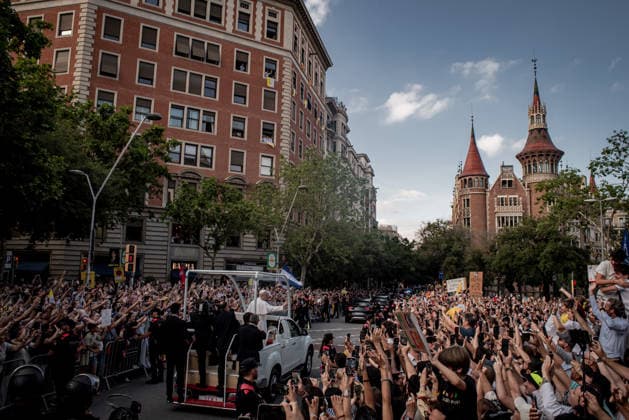 June 10, 2026, Barcelona, Spain: Pope Leo XIV greets crowds gathered along the streets of Barcelona as he rides in the Popemobile on his way to celebrate Mass at the Sagrada Familia during his visit to the Catalan capital. Barcelona Spain - ZUMAb137 20260610_fap_b137_023 Copyright: xJordixBoixareux