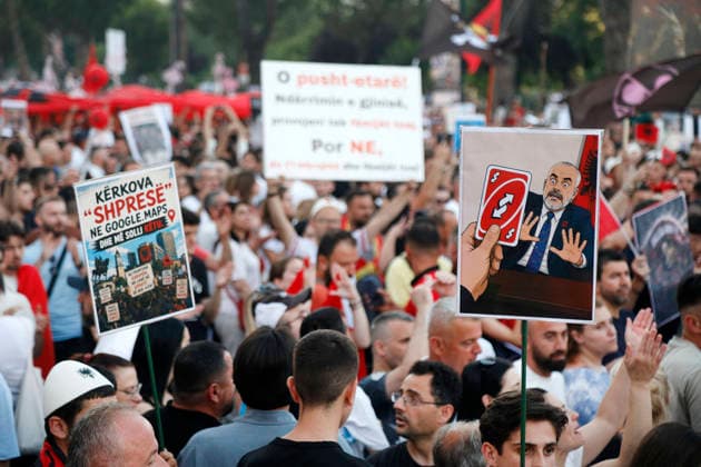 Protest against the construction of a luxury resort in Tirana, Albania. Protesters hold signs and Albanian national flags as they take part in a demonstration in front of the prime minister s office in Tirana on June 10, 2026, opposing the construction of a luxury resort in a protected natural area near the city of Vlore. Several thousand citizens demonstrated in Tirana for the ninth consecutive night to demand transparency on a luxury tourism complex project in the protected area of Narta Lagoon in the city of Vlore linked to US President Donald Trump s son-in-law Jared Kushner and his wife, Ivanka Trump. The project was planned for two areas along the Adriatic coast, the protected delta area of Vjosa-Narta and the nearby uninhabited islan Copyright: xLightxStudioxAgencyx xMaltonxDibrax