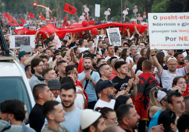 Protest against the construction of a luxury resort in Tirana, Albania. Protesters hold signs and Albanian national flags as they take part in a demonstration in front of the prime minister s office in Tirana on June 10, 2026, opposing the construction of a luxury resort in a protected natural area near the city of Vlore. Several thousand citizens demonstrated in Tirana for the ninth consecutive night to demand transparency on a luxury tourism complex project in the protected area of Narta Lagoon in the city of Vlore linked to US President Donald Trump s son-in-law Jared Kushner and his wife, Ivanka Trump. The project was planned for two areas along the Adriatic coast, the protected delta area of Vjosa-Narta and the nearby uninhabited islan Copyright: xLightxStudioxAgencyx xMaltonxDibrax