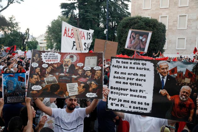 Protest against the construction of a luxury resort in Tirana, Albania. Protesters hold signs and Albanian national flags as they take part in a demonstration in front of the prime minister s office in Tirana on June 10, 2026, opposing the construction of a luxury resort in a protected natural area near the city of Vlore. Several thousand citizens demonstrated in Tirana for the ninth consecutive night to demand transparency on a luxury tourism complex project in the protected area of Narta Lagoon in the city of Vlore linked to US President Donald Trump s son-in-law Jared Kushner and his wife, Ivanka Trump. The project was planned for two areas along the Adriatic coast, the protected delta area of Vjosa-Narta and the nearby uninhabited islan Copyright: xLightxStudioxAgencyx xMaltonxDibrax