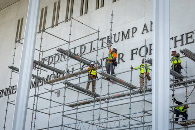Kennedy Center Trump Name removal in DC WASHINGTON, DC - JUNE 12: Workers set up scaffolding on the facade of the Kennedy Center, ahead of the removal of President Trump’s name from the building, in Washington, DC on June 12, 2026. Nathan Posner Anadolu Washington DC United States. Editorial use only. Please get in touch for any other usage.  Copyright: x2026xAnadoluxNathanxPosnerx