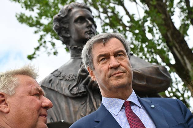 from left Dietmar HOLZAPFEL Hotel and innkeeper of the DEUTSCHE EICHE, State Premier Dr. Markus Soeder at the inauguration of the new Ludwig II monument on the bastion of the Cornelius Bridge on 13 06 2026 in Munich