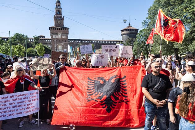 News Bilder des Tages IPA85646514 - Milan, Largo Cairoli, Piazza Castello, June 13, 2026, Protest: Albania Is Not for Sale a demonstration by the Albanian community against the Rama government and the resort  Copyright: xFrancescoxEnriquezx xFrancescoxEnriquezx 85646514