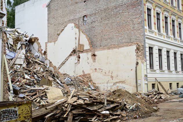 News Bilder des Tages Die Überreste eines eingestürzten Gründerzeithaus. Görlitz, 13.06.2026. Hintergrund: Am Montagnachmittag, 18. Mai 2026 gegen 17:30 Uhr, ist ein Mehrfamilienhaus an der James-von-Molke-Straße in Görlitz eingestürzt. Dabei kamen drei Menschen um ihr Leben. Die Ermittlungen der Kriminalpolizei und der Staatsanwaltschaft zur Ursache dauern weiter an und gehen in alle Richtungen. Die den laufenden Einsatz begleitenden Ermittlungen führten zwischenzeitlich zur Festnahme von zwei Personen, die im Verdacht stehen, die Rohrleitungen im Einsturzhaus beschädigt und oder manipuliert zu haben. Bei den Tatverdächtigen handelt es sich um einen 27-jährigen polnischen sowie einen 33-jährigen afghanischen Staatsangehörigen. Beide befinden sich Copyright: xMatthiasxWehnertx