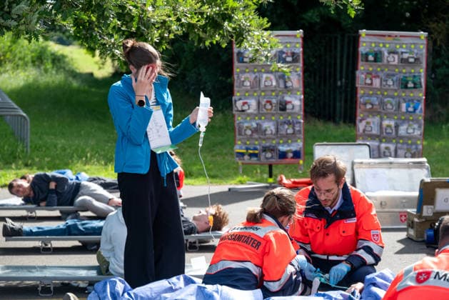 News Bilder des Tages MANV-Übung in Mainz: Katastrophenschutz und Kliniken trainieren Transportorganisation Einsatzkräfte des Katastrophenschutzes, des Rettungsdienstes sowie Mitarbeitende der beteiligten Krankenhäuser übten an der MEWA Arena die Bewältigung eines Massenanfalls von Verletzten (MANV). Grundlage der Übung war ein angenommener Tribüneneinsturz im Mainzer Stadion. Im Fokus stand die Transportorganisation, bei der registrierte und gesichtete Verletztendarsteller entsprechend ihrer Behandlungsdringlichkeit geeigneten Rettungsmitteln und Krankenhäusern zugewiesen wurden. Parallel trainierten die beteiligten Kliniken die Aufnahme und Versorgung einer größeren Anzahl von Patienten. Ziel der Übung war die Überprüfung von Kommunikationswegen,