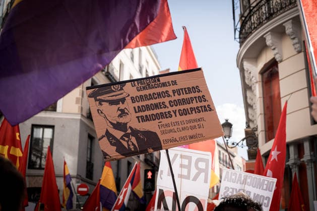 News Bilder des Tages III Republican March in Madrid Several posters and flags during the III Republican March, June 13, 2026, in Madrid Spain The march, organized under the slogan Monarchy is war Republic for peace, demands a change of state model that guarantees equality, freedom and rights 13 JUNE 2026 REPUBLIC REPUBLICAN MARCH REPUBLICAN MARCH PROTEST FLAG TRICOLOR FLAG TRICOLOR FLAG TRICOLOR FLAG BORBONES CARTEL Diego Radamé Madrid Madrid Madrid Spain  Copyright: xDiegoxRadamÃ sx 7594542