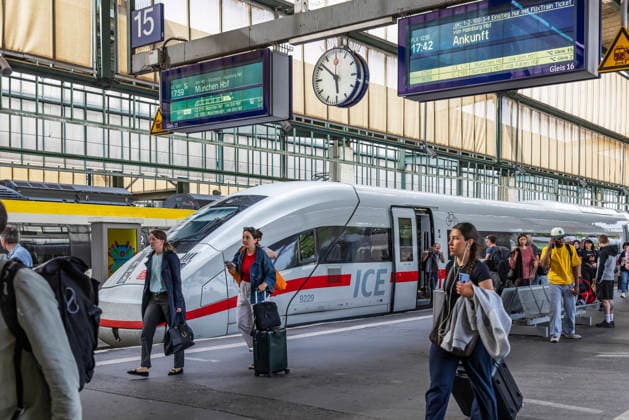 Passengers at the station, passengers and departure board at Stuttgart main station ICE 12 06 2026, Stuttgart, Baden Württemberg, Germany