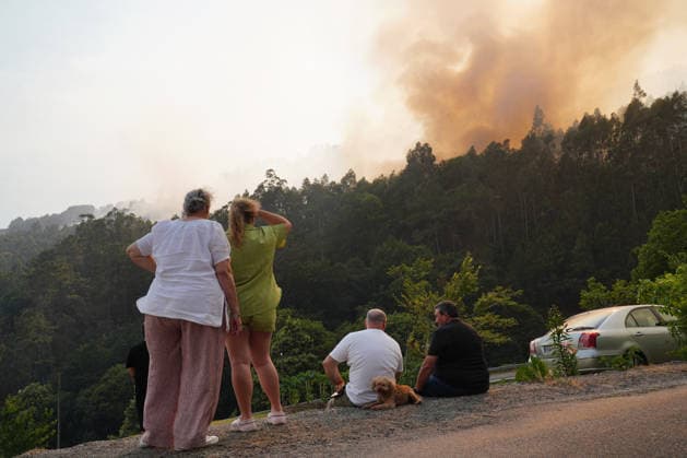 News Bilder des Tages The fire in Padrón A Coruna has already devastated about 200 hectares Several people watch a fire, on June 13, 2026, in Padrón, A Coruna, Galicia Spain To try to extinguish the flames of the fire that started during a day of high temperatures in Galicia, an important device has been mobilized, which includes numerous aerial means both autonomous and central government 13 JUNE 2026 FIRE FIRE LEVEL 2 EXTINCTION SMOKE FLAMES HELICOPTER HELICOPTER FOREST FIREFIGHTERS Á in Padron, A Coruna Galicia in Padron, A Coruna Galicia Galicia Spain  Copyright: xÃ?lvaroxBallesterosx 7594676
