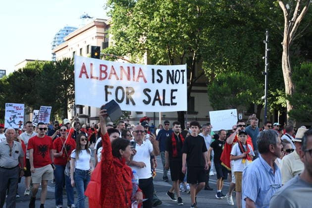 News Bilder des Tages Protests against Zvernec tourism project continue for 14th day in Albania TIRANA, ALBANIA - JUNE 13: Protesters march to the Prime Minister’s Office after gathering at Skanderbeg Square during protests against a planned tourism project in the Zvernec area of the city of Avlonya (Vlora) in Tirana, Albania on June 13, 2026. Olsi Shehu Anadolu Tirana Albania. Editorial use only. Please get in touch for any other usage.  Copyright: x2026xAnadoluxOlsixShehux
