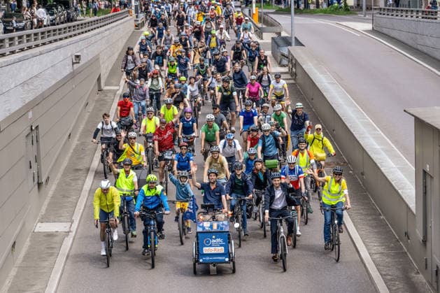 Rad-Sternfahrt des ADFC mit Oberbürgermeister Dominik Krause, an der Einmündung der Prinzregentenstraße in den Altstadttunnel, München, 14. Juni 2026 Deutschland, München, 14. Juni 2026, Rad-Sternfahrt des ADFC mit Oberbürgermeister Dominik Krause, Die Grünen, an der Spitze der Fahrraddemo, in der vordersten Reihe (2. von rechts), ,hier an der Einmündung der Prinzregentenstraße in den Altstadttunnel, große Rad-Sternfahrt des ADFC, hier auf der Prinzregentenstraße, fahren stadteinwärts Richtung Königsplatz, Fahrraddemo Motto: Die Zukunft fährt Rad!, Sternfahrt für sichere Fahrradwege, ein lückenloses Radwegnetz, dieses ist einer der 14 Demorouten, die sternförmig zum Königsplatz führen, tausende Teilnehmer, Fahrrad-Demo, g