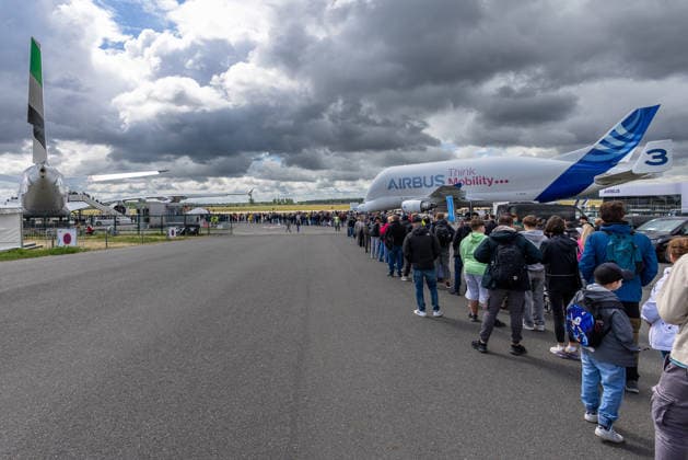 Public day at ILA Berlin 2026, Berlin, 14 06 2026 Long queue of visitors in front of an Airbus Beluga F GSTC, MSN3 at an air show site Hundreds of meters of interested people lined up to see the Emirates A380 The changeable weather with clouds on the way dominated the scene Schöneberg Berlin ExpoCenter Airport Brandenburg Germany 20260614-1V9A4604-M4000