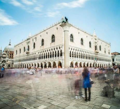 Square San Marco in Venice. Motion blurred people on the square Copyright: xdeyan_georgievx Panthermedia70968618.jpg
