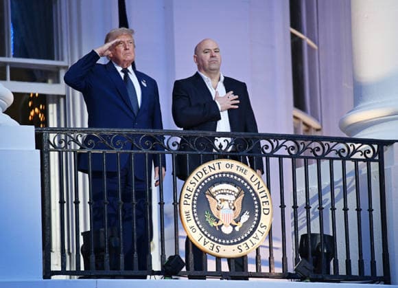 News Bilder des Tages #2 Freedom 250 UFC Fights at the White House in Washington President Donald Trump and United Fighting Championship (UFC) CEO Dana White stand on the Blue Room balcony as the National Anthem is played before the Freedom 250 UFC fight card on the South Lawn of the White House in Washington DC on Sunday, June 14, 2026. The mixed martial arts bouts are being held as part of President Trump s 80th birthday weekend activities. Photo by Annabelle Gordon Pool ABACAPRESS.COM WASHINGTON DC United States  Copyright: xPool ABACAx