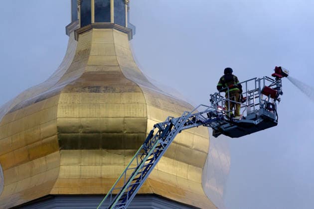 A firefighter stands in an aerial platform as he extinguishes a fire on the roof of the Dormition Cathedral at the Kyiv Pechersk Lavra, caused by a massive Russian combined attack, Kyiv, Ukraine, June 15, 2026. The Russian army launched a large-scale assault on the Ukrainian capital with missiles and strike drones, killing four people and injuring 28, including children and a pregnant woman. At least 140,000 consumers were left without electricity due to damage to power grids. Residential buildings, the Kyiv Pechersk Lavra, the Mystetskyi Arsenal Museum Complex, the Dovzhenko Film Studio, and the building of the High Anti-Corruption Court sustained damage. (Photo by Kyrylo Chubotin Ukrinform) Massive Russian attack damages Kyiv Pechersk Lav Copyright: xKirillxChubotinx