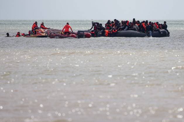 Migrants depart by taxi boat in Dannes PHOTOPQR VOIX DU NORD JOHAN BEN AZZOUZ 06 15 2026 Dannes, June 15, 2026 Migrants depart by taxi boat with young children on Dannes Beach Amid the chaos, firefighters and lifeguards equipped the youngest children with life jackets and accompanied them into the water to the makeshift boat. Their presence likely helped prevent a tragedy. PHOTO JOHAN BEN AZZOUZ LA VOIX DU NORD Departure of migrants by taxi boat with young children on the beach at Dannes on June 15, 2026 Northern France,detected_source_language  Copyright: xPHOTOPQR VOIXxDUxNORD MAXPPPxJOHANxBENxAZZOUZx 20260615VDN4375 20260615VDN4375