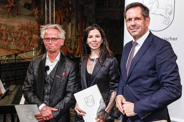 Presentation of the 2026 Lower Saxony State Prize Honoree Stefan Voelkel (left), owner of the Voelkel Fruit Cider Mill Honoree Franziska Stünkel, film director, screenwriter, and photographic artist Olaf Lies, Minister President of Lower Saxony Hanover Hanover Herrenhausen, Lower Saxony Gallery, Hanover Region Germany,detected_source_language
