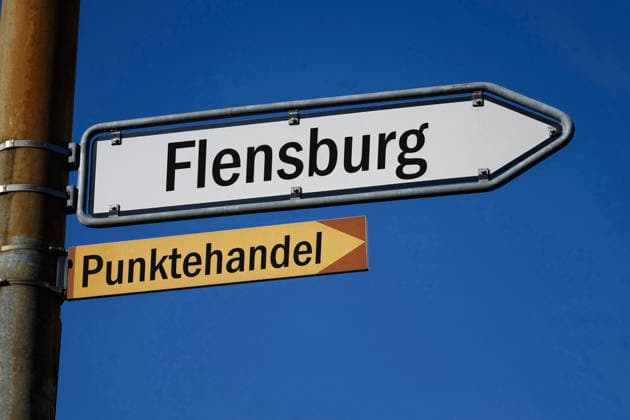 Two road signs featuring Flensburg and Punktehandel (photo montage)
