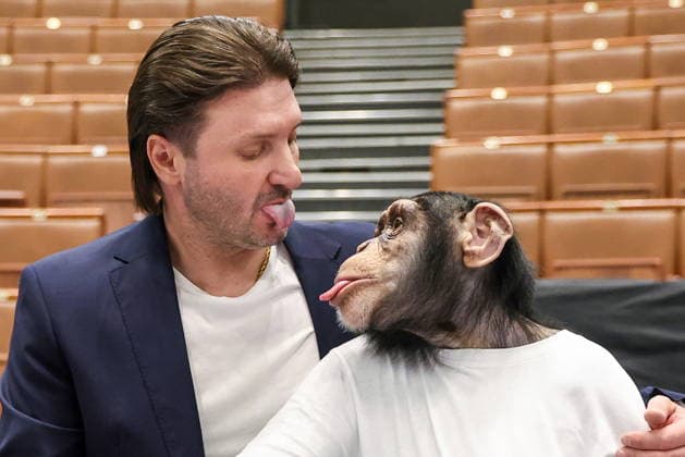 RUSSIA, MOSCOW - JUNE 15, 2026: Great Moscow State Circus General Director Edgard Zapashny and Germes the Chimp at the Great Moscow State Circus Moscow Russia  - ZUMAt113 20260615_zaa_t113_213 Copyright: xValeryxSharifulinx