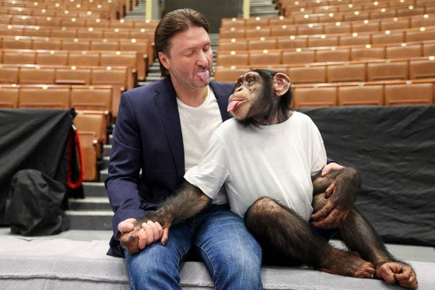 RUSSIA, MOSCOW - JUNE 15, 2026: Great Moscow State Circus General Director Edgard Zapashny and Germes the Chimp at the Great Moscow State Circus Moscow Russia  - ZUMAt113 20260615_zaa_t113_214 Copyright: xValeryxSharifulinx